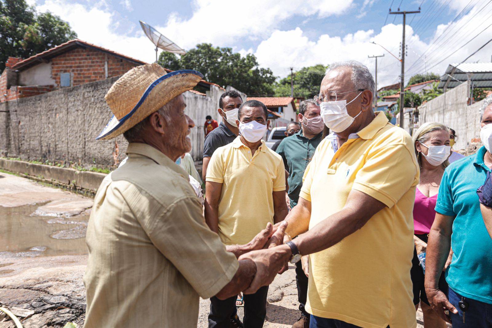 Dr. Pessoa conversa com morador da zona Leste: drenagem ainda não saiu